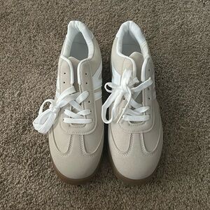 NEVER WORN light beige shoes